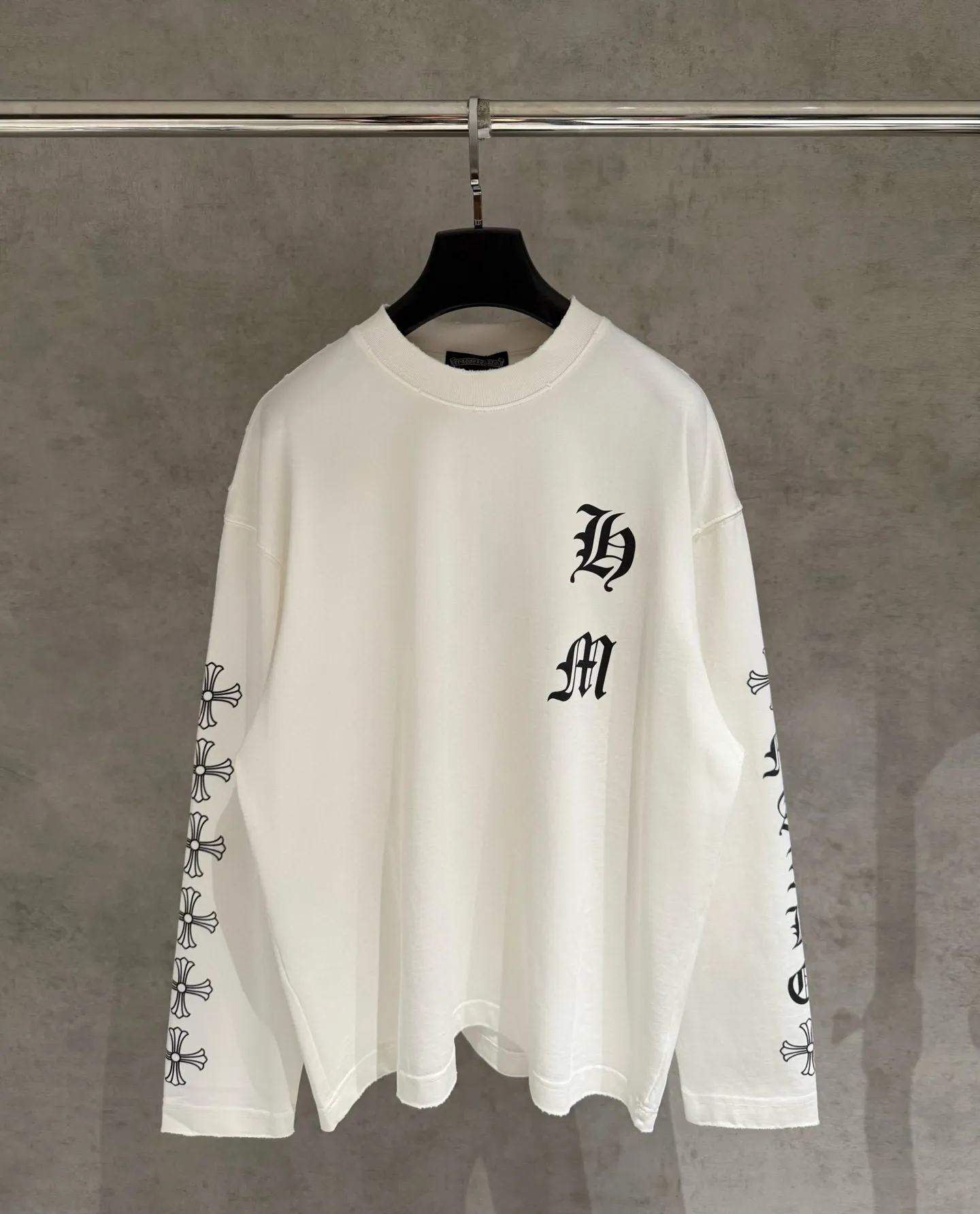 🅿️330 [Strict quality control] CH Croixin's new long-sleeved sweatshirt T-shirt. Heavy 340g double yarn fabric. Four flower positions on the front, back and left. Wash the whole garment twice. The four sides are frayed and torn. Heavy fabric. The neckline is made of icy Salona. Loose fit. Deep, wide and stylish. No deformation or shrinkage. 3 colors: black, white and gray. Size: M-2xl